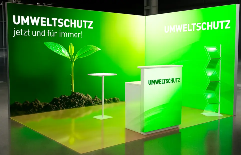 Messestand mit großflächigen LED-Textilspannrahmen und beleuchteten Präsentationsflächen.