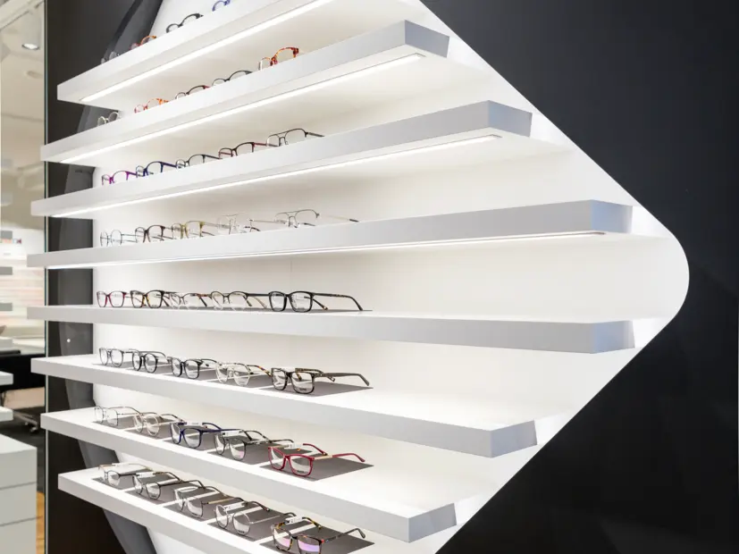 Aufnahme eines beleuchteten Brillenregals in der Filiale Götting – moderne LED-Beleuchtung für optische Warenpräsentation