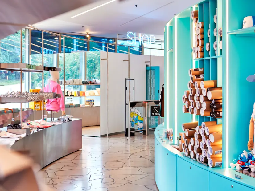 Futuristische Innenansicht des Atomium Brüssel mit innovativer LED-Beleuchtung