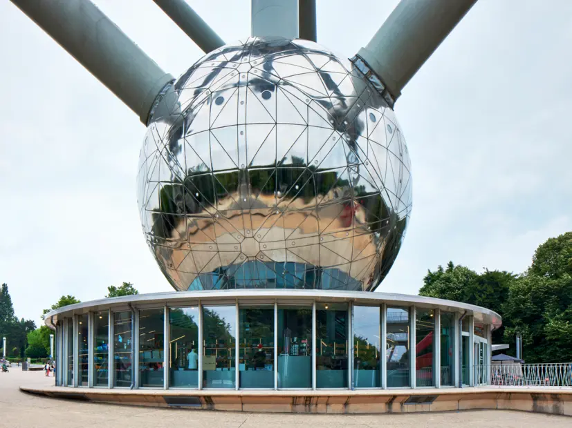 Außenansicht des Atomium in Brüssel bei Tageslicht – ikonisches Wahrzeichen aus Edelstahl