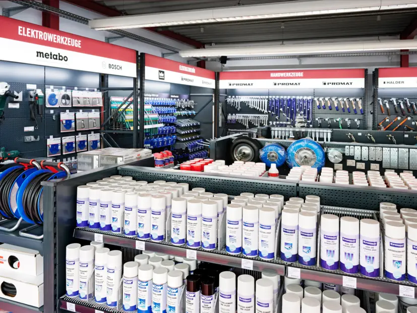 Übersicht der beleuchteten Regalgänge in einer Nordwest Fachwerk-Filiale