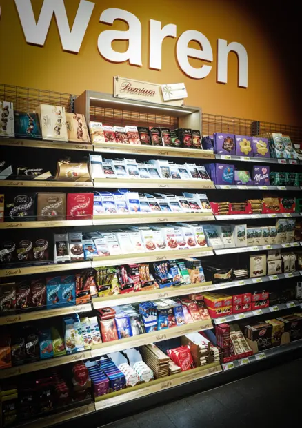 Farbintensive Süßwaren im LED-beleuchteten Regal bei EDEKA Göbel