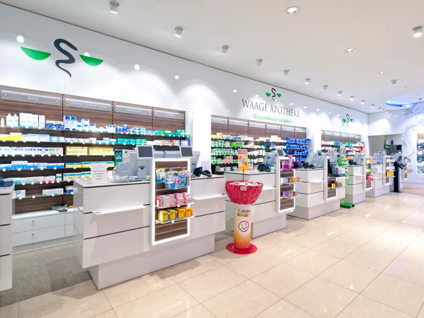 Beleuchtete Produktregal der Waage Apotheke mit gleichmäßiger Lichtverteilung