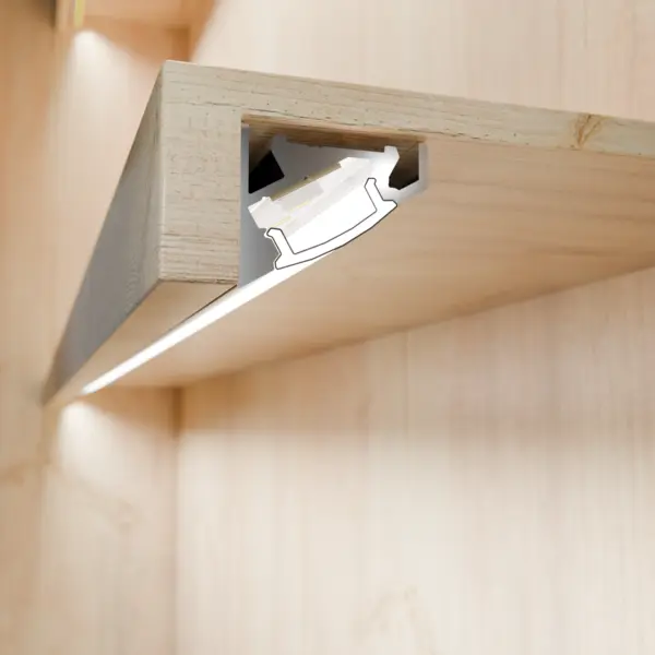 Einbausituation der LED-Lichtleiste LEON in Eckmontage unter einem Holzfachboden – präzise Regalbeleuchtung von DWD Concepts