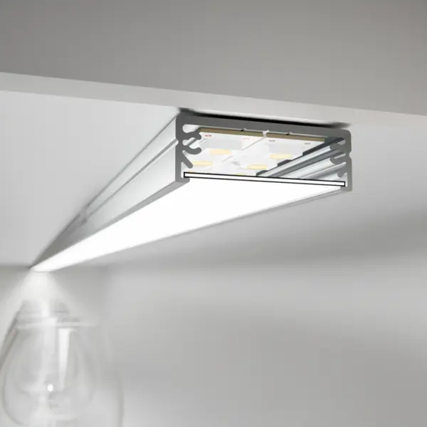 Einbausituation der LED-Lichtleiste PLANUS in Aufbaumontage am Fachboden – effiziente Regalbeleuchtung von DWD Concepts