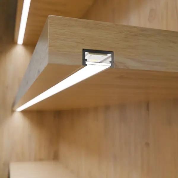 Einbausituation der LED-Lichtleiste TAURI – eingelassene Montage im Holzfachboden – präzise und dezente Beleuchtung von DWD Concepts
