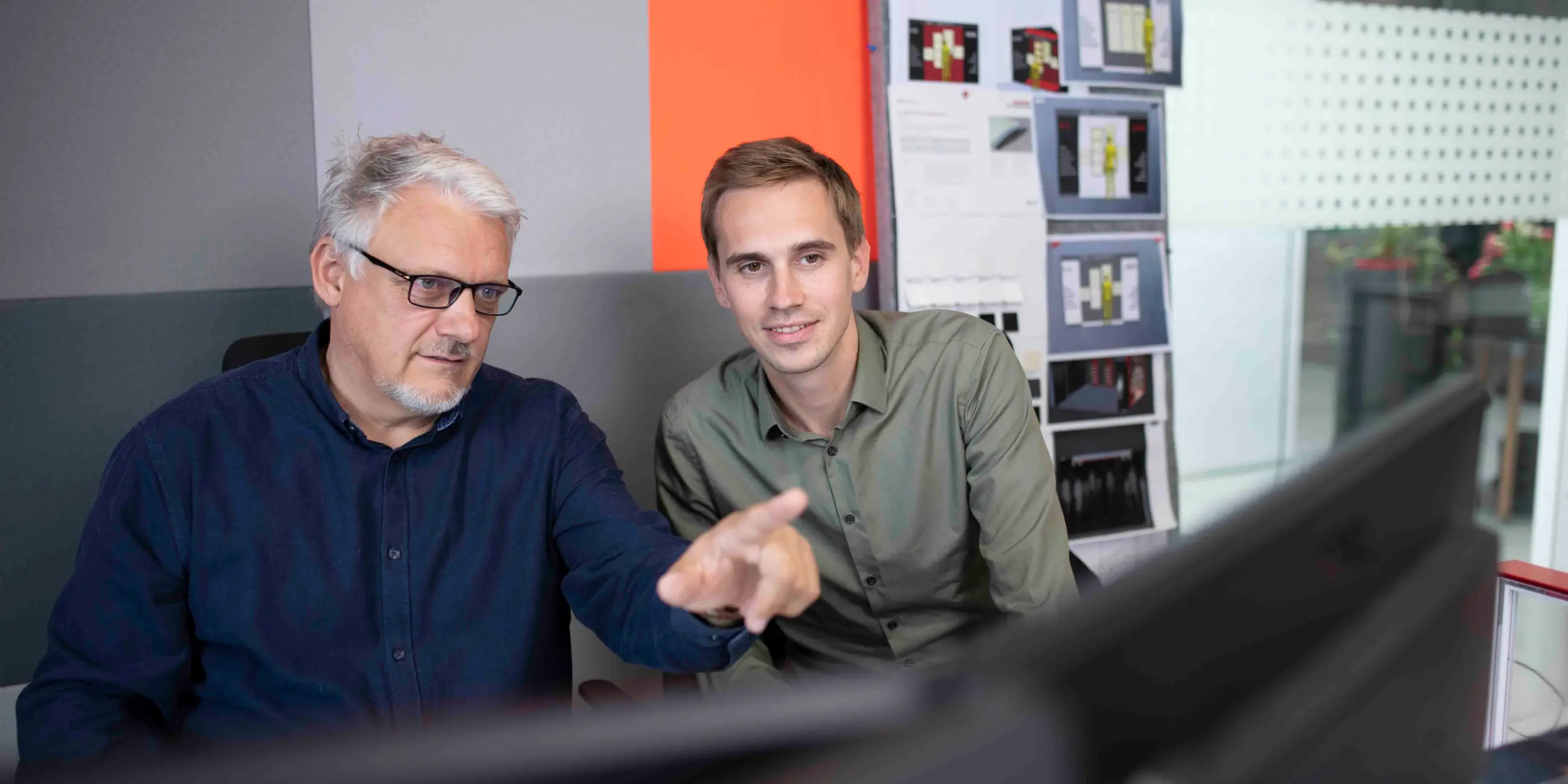 DWD Concepts Vertriebsmitarbeiter im Gespräch über Lichtlösungen und Produktkonzepte.