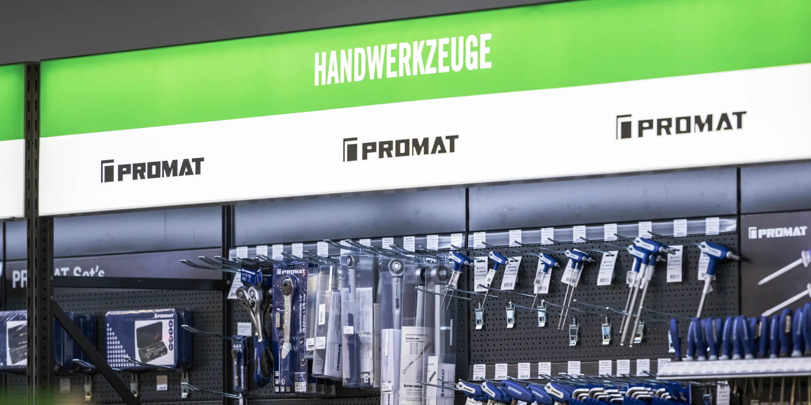 Beleuchteter Verkaufsraum der Nordwest Fachwerk-Filiale mit integrierter LED-Lichtführung