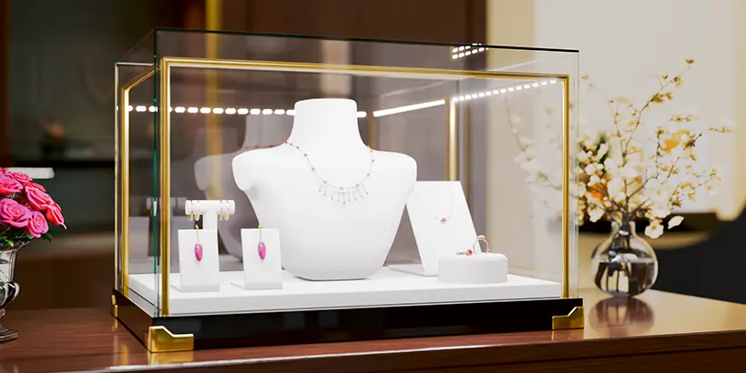 LED Vitrinenbeleuchtung Lery Slim als filigrane Lichtbrücke in Glasvitrine – gleichmäßige, blendfreie Ausleuchtung für hochwertige Produktpräsentation im POS und Ladenbau