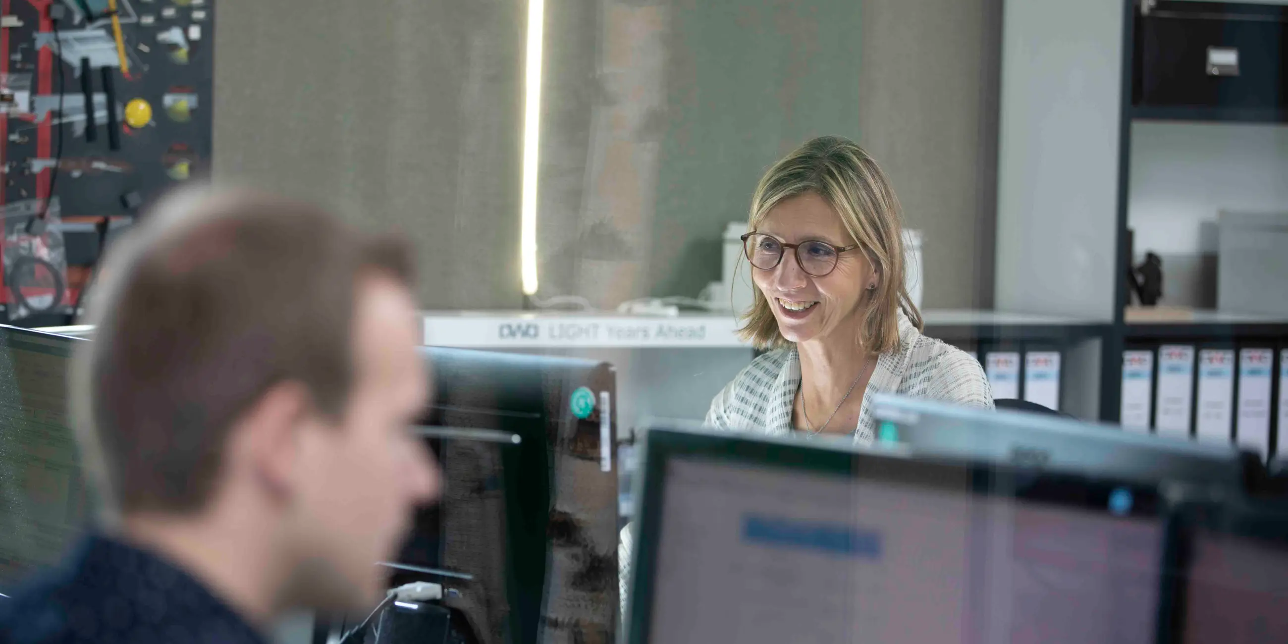 Mitarbeiter des Innenvertriebs am Arbeitsplatz, konzentriert bei der Bearbeitung von Kundenanfragen.