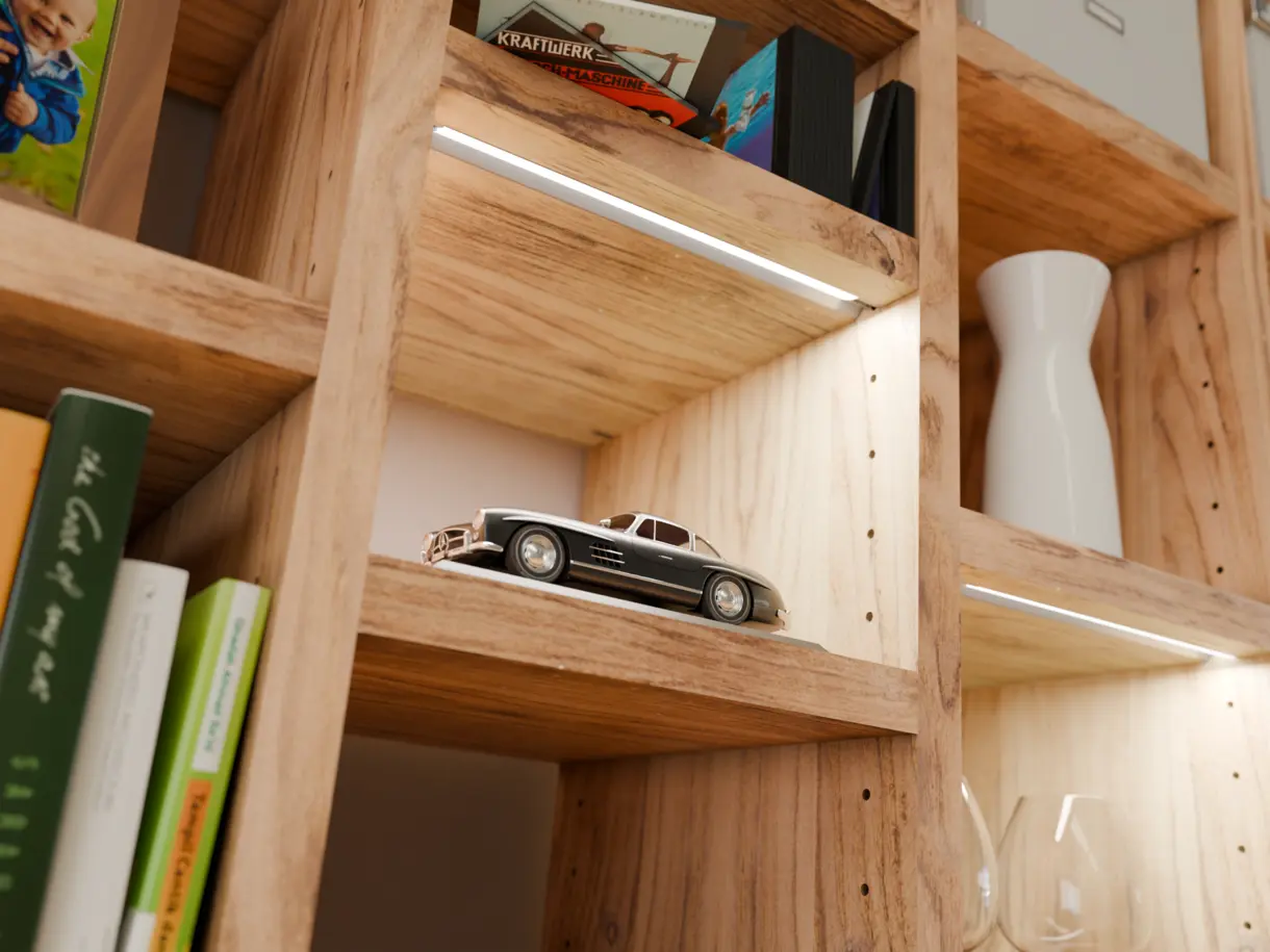 Einbaubeispiel der LED-Lichtleiste CAPH in einem Holzregal im Wohnbereich – stilvolle Ambientebeleuchtung von DWD Concepts