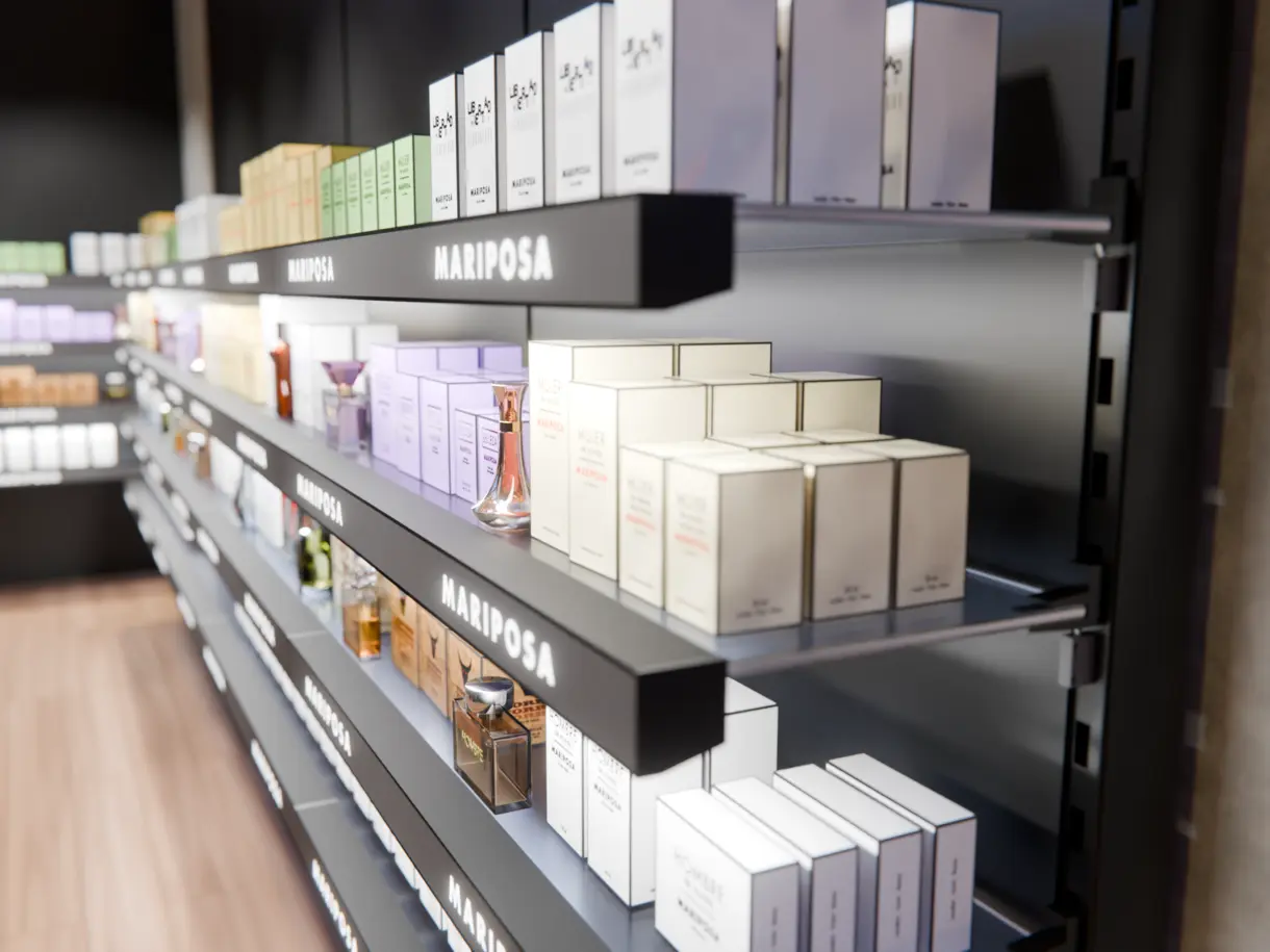 Perfekte Beleuchtung im Parfümerieregal mit beleuchtetem Frontdisplay – hochwertige Lichtlösung von DWD Concept