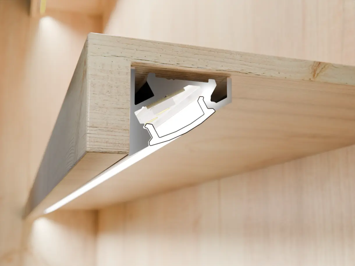 Einbausituation der LED-Lichtleiste LEON in Eckmontage unter einem Holzfachboden – präzise Regalbeleuchtung von DWD Concepts