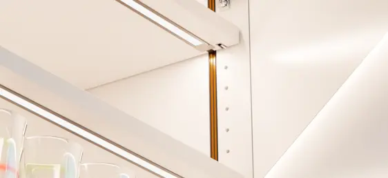 INWI Woodline Stromschiene elegant im Küchenschrank integriert, mit angeschlossenen LED-Leuchten.